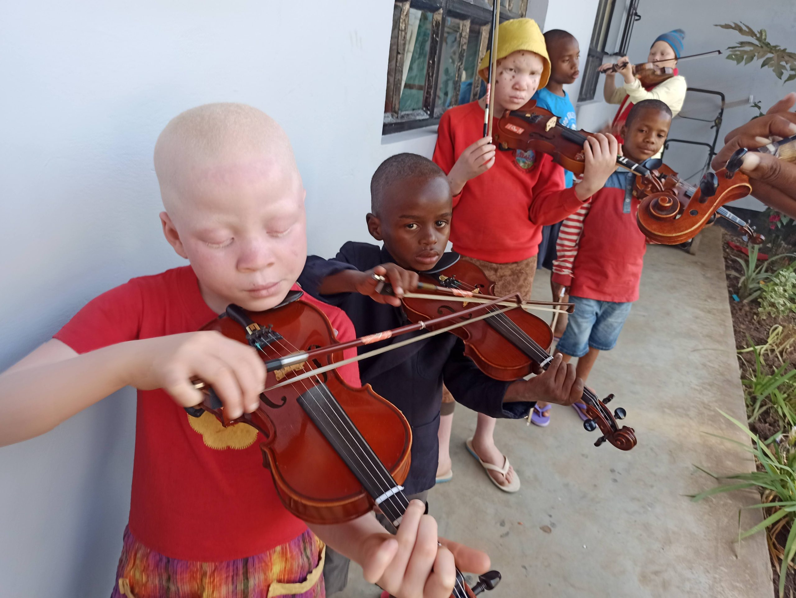 Geigenunterricht für Waisenkinder in Arusha